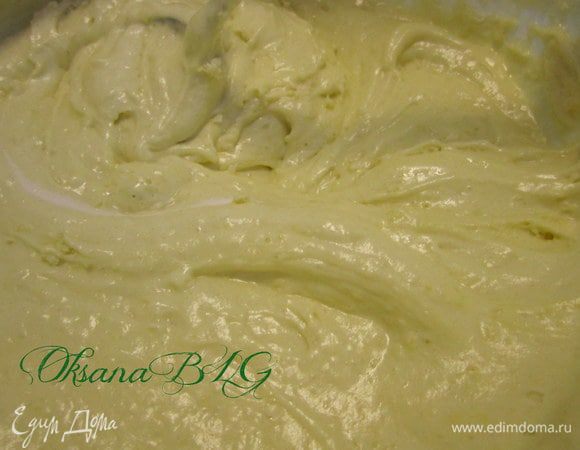 В желтки добавьте половину взбитых белков, аккуратно перемешайте, всыпьте муку и перемешайте еще раз.