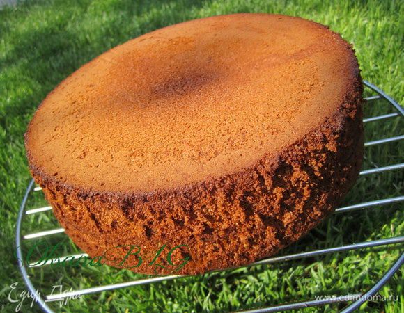 Форму застелите пергаментом, бока смажьте растительным маслом. Бисквит выпекайте в разогретой до 180°C духовке 30 и более минут, готовность проверяйте шпажкой — она должна быть совершенно сухой.
