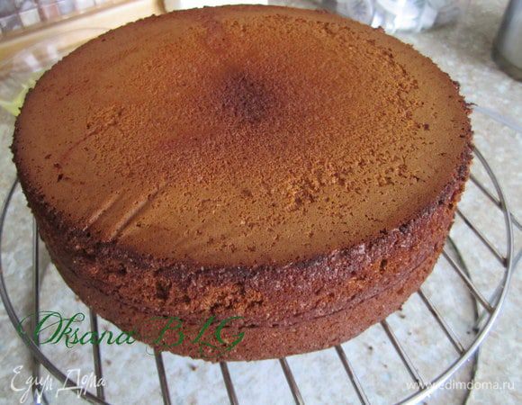Пару небольших нюансов: бисквит очень хорошо поднимается, у меня в форме (диаметр 20 см) теста было налито на половину формы, «вырос» бисквит на 2 см выше бортиков фирмы. При выпечке может быстрее пропечься верх, в этом случае нужно прикрыть бисквит пергаментной бумагой, немного смоченной водой (влажной стороной вверх). Бисквит может высоко подняться и казаться уже приготовленным, но при проколе шпажкой будет еще достаточно сырым внутри, также немного может просесть при проколе. Очень важно хорошо пропечь бисквит, чтобы он не был влажным внутри. После выпечки переверните бисквит на решетку или оставьте остывать в форме.