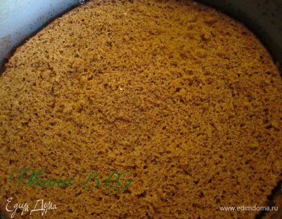 Перемазать коржи кремом. Коржи можно перемазывать как теплым так и остывшим кремом. теплым кремом коржи будут более пропитанными и мягкими, если холодным кремом, то более плотными и сухими.