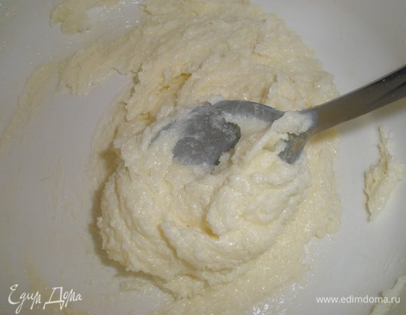 Мягкое сливочное масло растереть с сахаром до однородности. В оригинальном рецепте у Джейми 100 гр сахара, но по собственному опыту знаю, что у него все гипер сдладко, поэтому сахар урезала. Кроме того, все зависит от джема. 