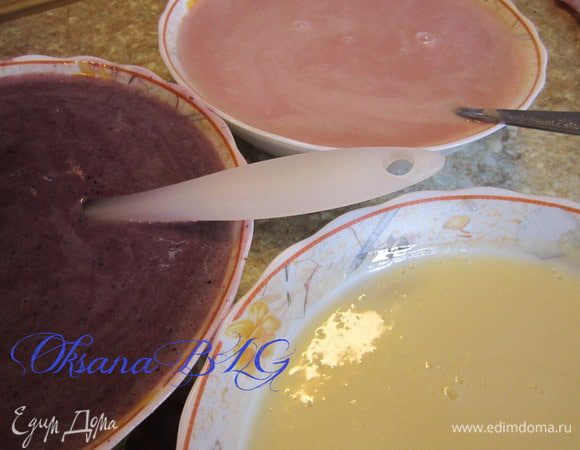 Приготовить суфле как в рецепте http://www.edimdoma.ru/retsepty/40593-tort-pod-melodiyu-sherburgskih-zontikov Собрать так же тортик., поставить в холодильник для застывания.