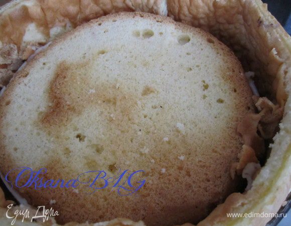 В средину формы поставить бисквит с суфле.