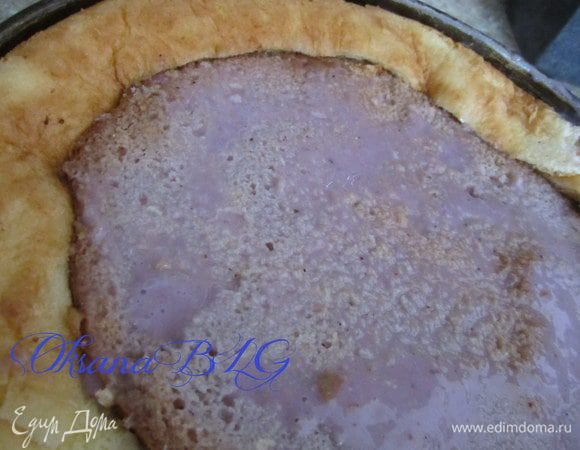 Пространство между бортиками залить суфле ( можно предварительно оставить 200-300 гр. суфле или приготовить новое). Поставить в холодильник на 1 час.