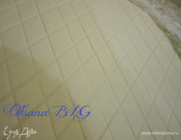 Украсить мастикой.