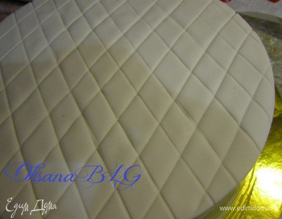 На верх торта выложить круг с нанесенными полосами.