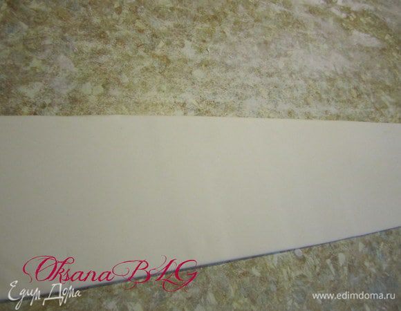 Для боков торта раскатать длинную полосу. Прикрепить . Высота полосы должна быть на 1-2 см больше высоты торта.