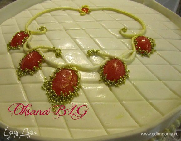 Добавить украшения по своему желанию. У меня получилось вот такое колье из каремели, бусинок и жгутиков мастики.