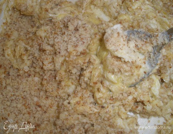 Добавить миндальную муку,ванилин, соль и яйцо.