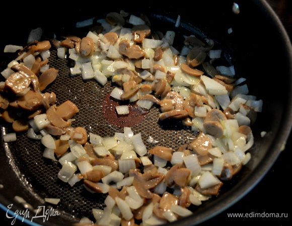 Разогреть духовку до 180гр.
Сковороду разогреть , масло растопить и обжарить грибы и лук.