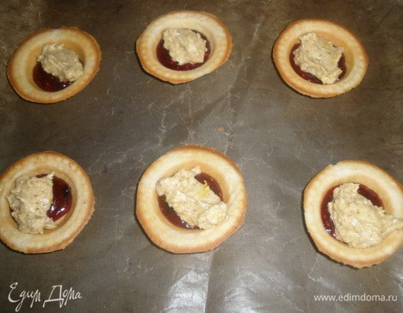 Сверху на джем укладываем франжипан ,примерно 1 чайную ложку. Затем еще немного джема. 