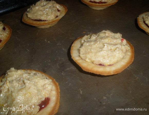 И теперь раскладываем оставшийся франжипан во все тарталетки до конца. Этой смесью должен быть покрыт весь джем. 