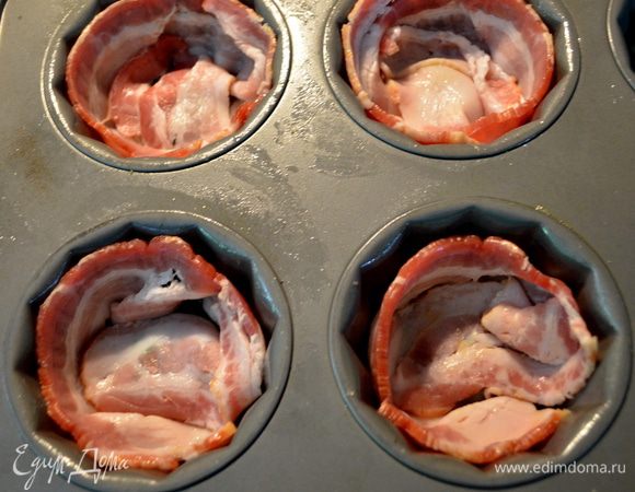 Сбрызнуть форму спреем или смазать олив.маслом.Уложить бекон так ,чтоб получилось гнездо.