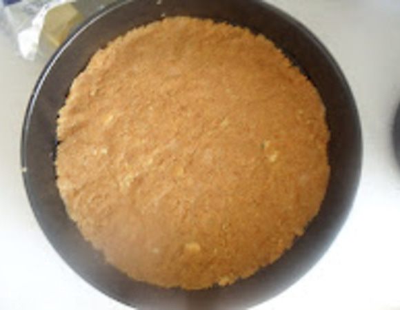 Печенье смолоть в блендере до мелкой крошки. Масло растопить в микроволновке,влить к печенью и размешать хорошо руками. Распределить массу равномерно по форме,утрамбовывая стаканом, и отправить в холодильник.