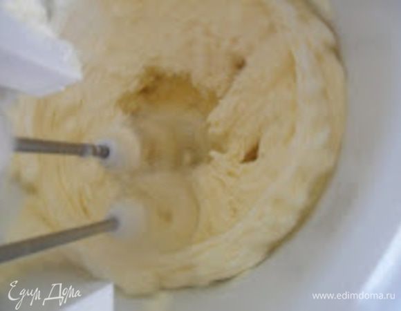 Миксером на небольшой скорости взбиваем маскарпоне с сахаром 3-5 мин.