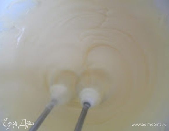 Добавляем сливки,крахмал,ваниль, вводим яйца по одному и на медленной скорости,чтобы избежать пузырьков воздуха при выпечке, взбиваем начинку еще 5 мин.