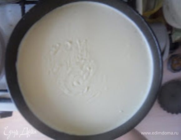 Достаем форму из холодильника,выливаем нашу начинку, немного встряхиваем форму,чтобы выгнать воздух, и ставим наш чизкейк в духовку при 180 градусах на 15 мин. Затем уменьшаем температуру до 130 градусов и выпекаем  еще 1 час.

Обычно,чизкейк готовят на водяной бане, но у меня не было большого противня, поэтому я просто поставила форму с водой на дно духовки,чтобы была высокая влажность и чизкейк не треснул.