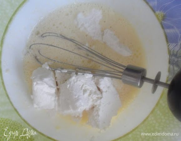 Добавить творог и еще раз хорошо взбить.