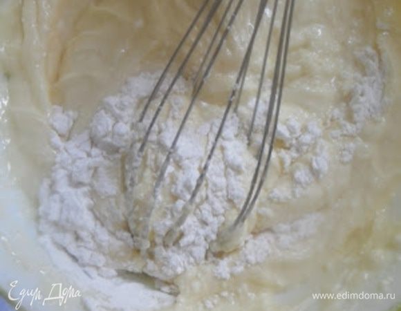 Частями ввести крахмал и еще раз хорошо все перемешать. Ввести в тесто миндальные лепестки.

