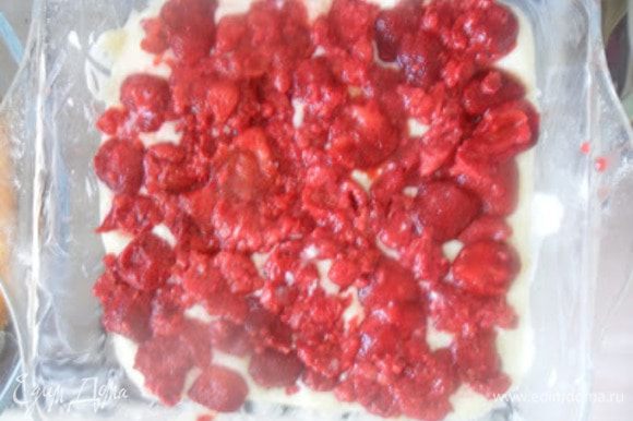 В смазанную маслом форму выложить половину теста,сверху выложить ягоды. Если они замороженные,дать стечь соку и только потом выкладывать на тесто.