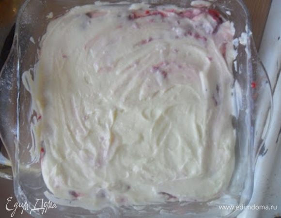 Сверху выложить остальное тесто.