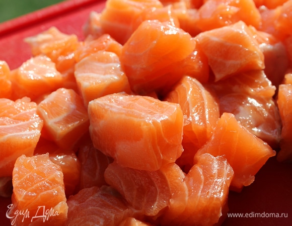 Филе рыбы порезать на кубики 2*2 см.