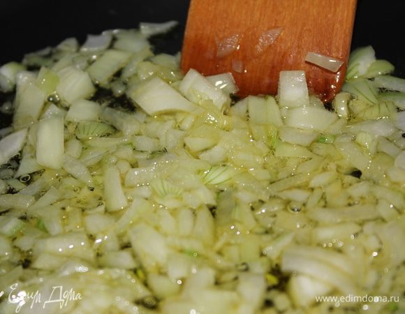 Лук почистить, мелко порезать и потушить в оливковом масле.