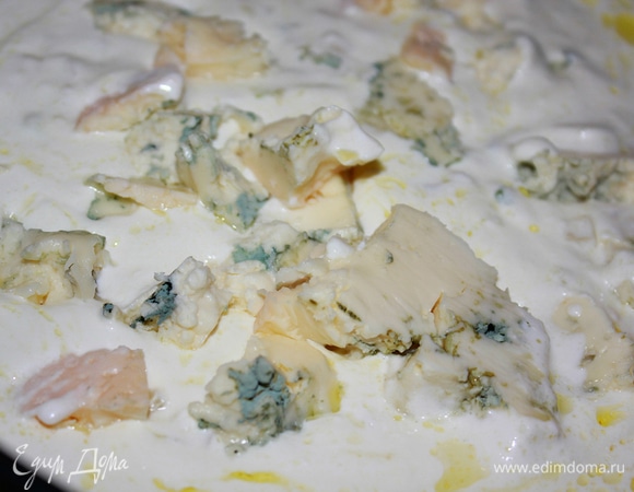 Добавить сыр с плесенью.