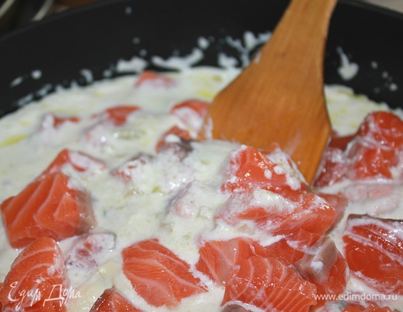 Добавить семгу и тушить, накрыв крышкой, минут 10–12 до готовности рыбы. Посолить, поперчить по вкусу.