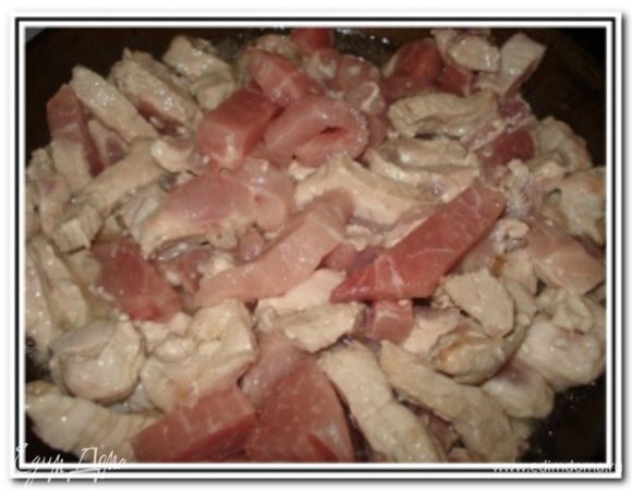 Мясо промыть, обсушить, нарезать небольшими кусочками и обжарить на растительном масле 5 минут.