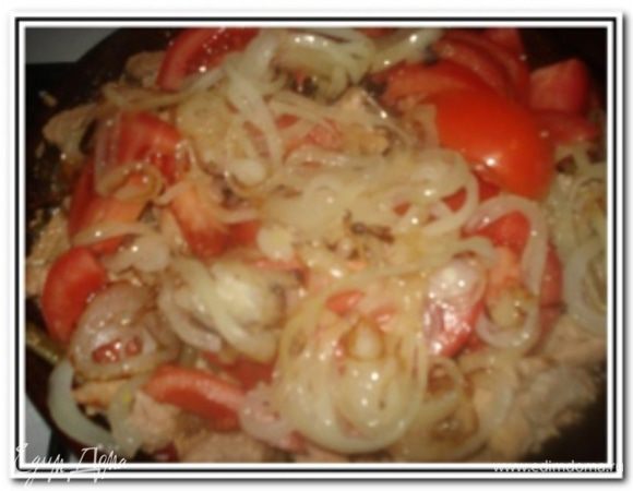 Выложить помидоры и лук и тушить еще 3-5 минут, посолить, поперчить по вкусу.