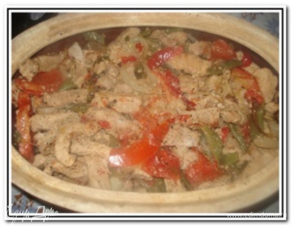 Овощи с мясом выложить в горшочки (я сделала в большой форме, но лучше отдельно по горшочкам).