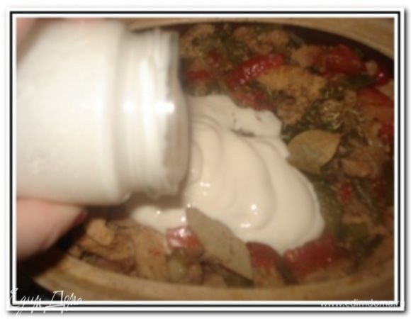 Полить йогуртом.