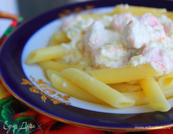 Пасту отварить в подсоленной воде (как указано на упаковке), положить на тарелку и сверху выложить рыбу в сливочном соусе.