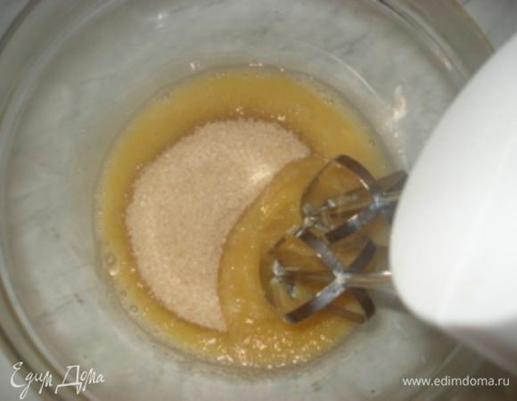 Взбить яйцо с сахаром в пышную массу.