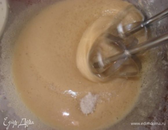 Добавить соль, цедру лайма, молоко и растительное масло и взбить все до однородности.