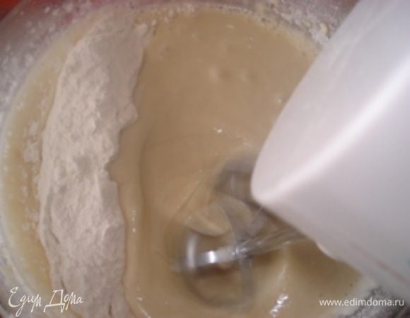 Ввести просеянную с разрыхлителем муку и перемешать до однородности.