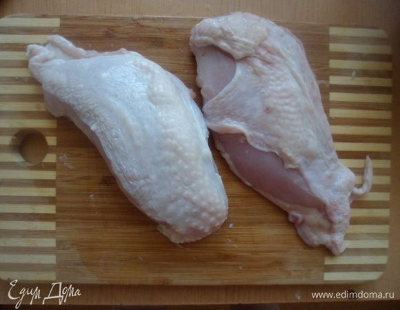 Грудки помыть, дать воде стечь и натереть солью и перцем
