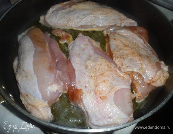 Нагреть сливочное масло на сковороде и обжарить на нем куриные грудки, до золотистой корочки (примерно минут 10)