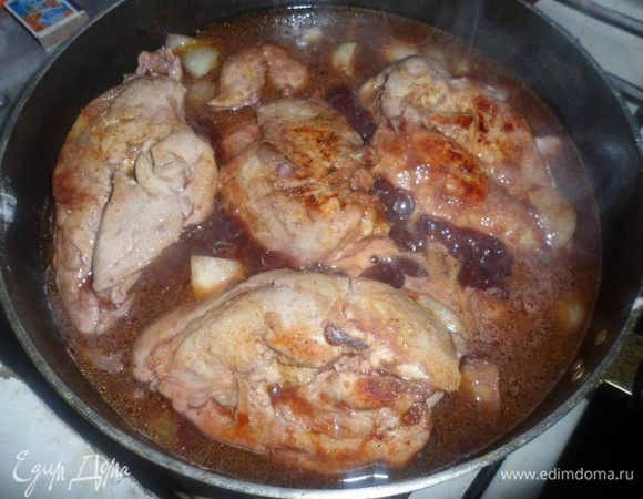 Посыпать мукой и, постоянно помешивая, готовить две минуты. Добавить томатную пасту, красное вино и сахар, помешивая, довести до кипения. Добавить бульон или воду и снова довести до кипения.