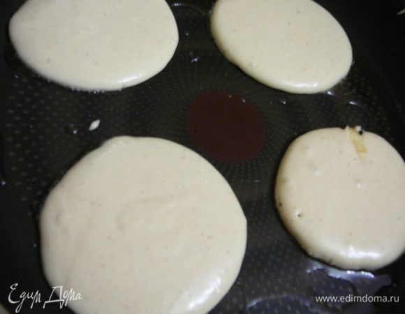 Можно добавить ягоды(я добавляла замороженную черную смородину),на хорошо разогретую сковороду налить небольшое кол-во растительного масла и жарить панкейки с двух сторон.