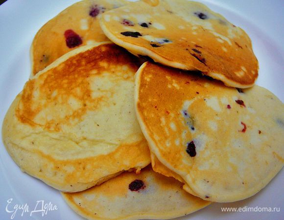 Подавать с ягодами,сметаной,вареньем,медом,джемом,густым фруктовым йогуртом,можно присыпать сахарной пудрой.