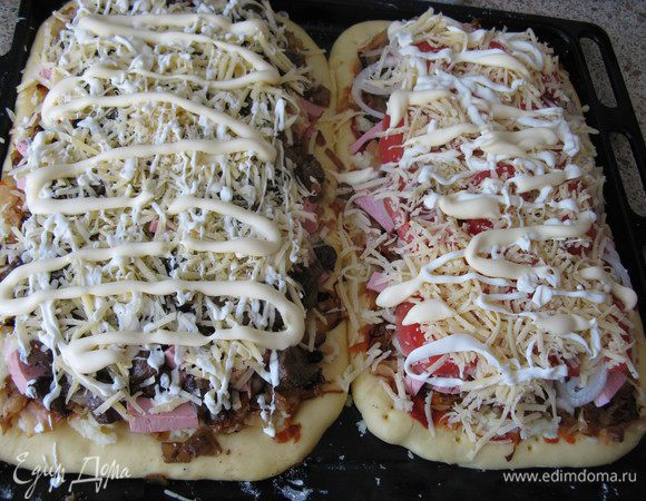 Когда подошло выкладываем начинку-тонкий слой мятой картошки (не пюре, а именно просто мятой), потом капусту и колбасу кубиками. А дальше на одну пиццу кладу грибы, на другую помидоры без кожицы и семян. Сверху и там и там тёртый сыр и майонез.