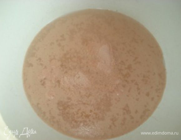 В теплую воду добавить сахар и дрожжи, перемешать и дать постоять 5 минут, чтобы дрожжи немного подошли (запузырились).