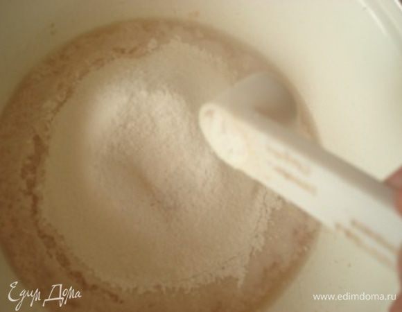 В подошедшие дрожжи всыпать просеянную  муку и соль.