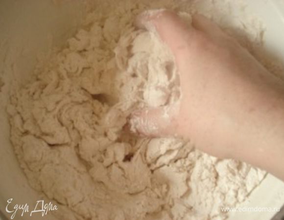 Вымешивать тесто руками около 5-7 минут.