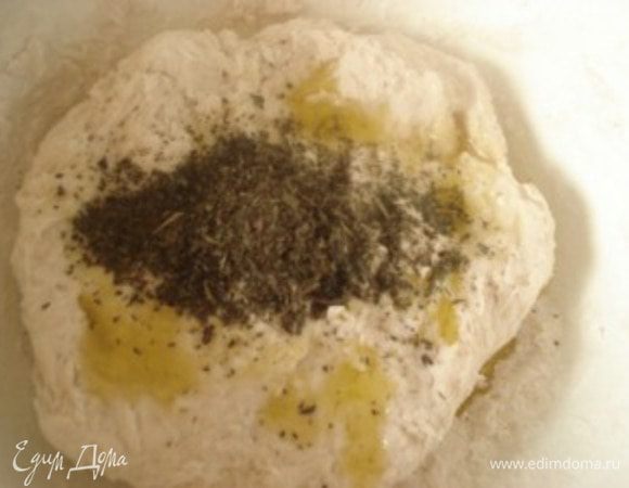 Добавить масло  и мяту. Выложить тесто на стол и вымешивать его пока оно не станет эластичным.