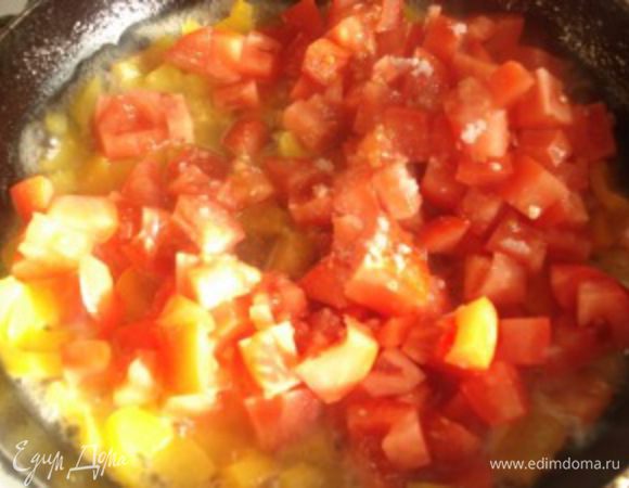 Пока подходит тесто, подготовить соус. Помидоры надрезать, ошпарить кипятком и снять кожицу. Перец нарезать кубиками и обжарить до мягкости на оливковом масле, добавить порезанные кубиками помидоры, посолить, поперчить, добавить мяту, базилик и довести до готовности. Готовые овощи положить в блендер и измельчить до образования пюре.