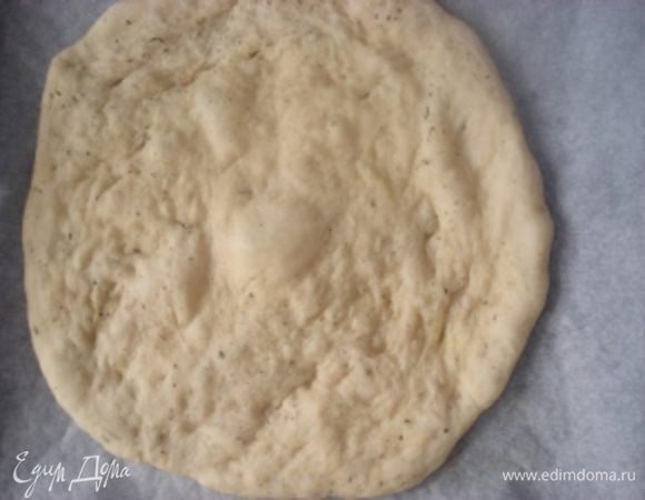 Каждую часть раскатать лепешкой или прямоугольником согласно противня.Тесто наколоть в нескольких местах и поставить в предварительно разогретую до 180 градусов духовку на 7 минут.