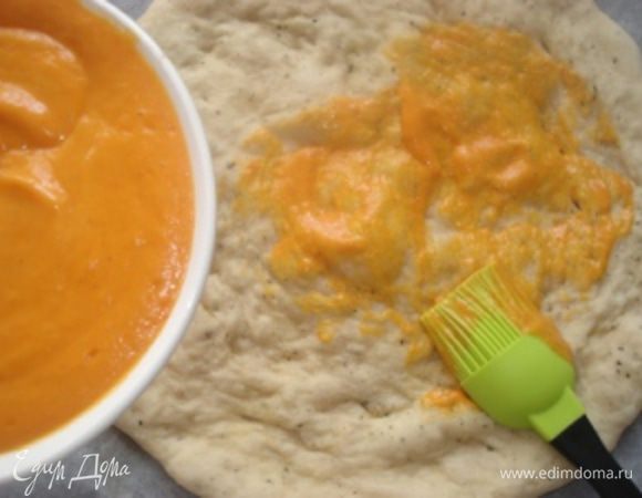 Обильно смазать еще теплую лепешку соусом.